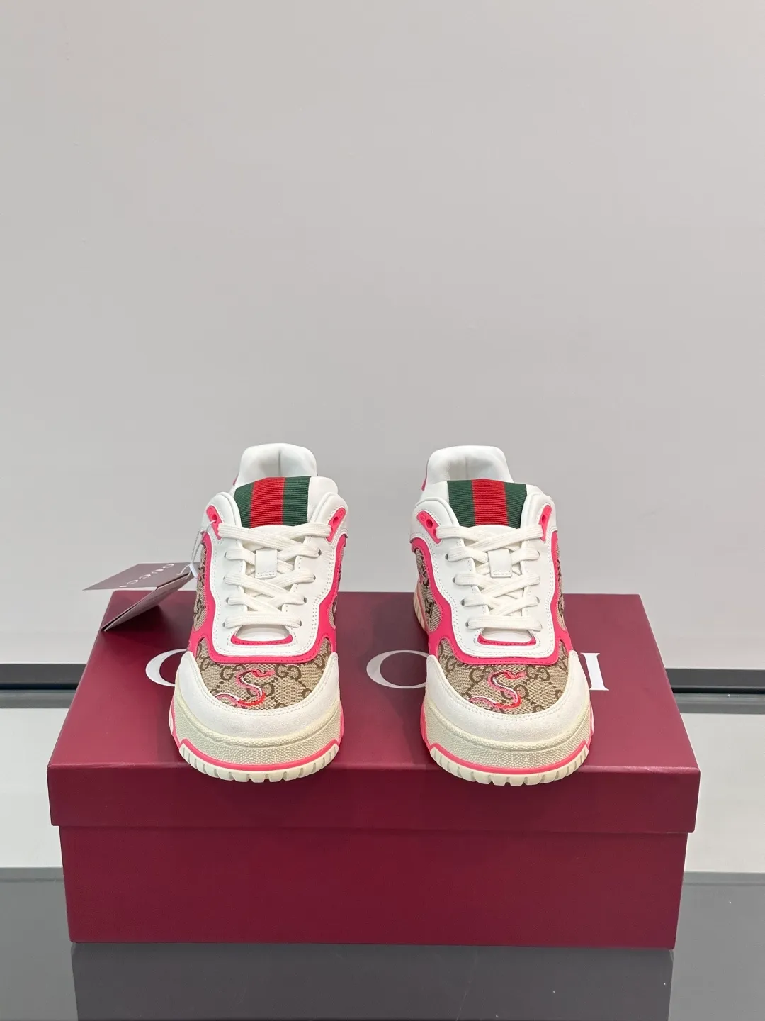 Men's Shoes 💰500 [New Style] 🦨🦨Gucci 𝐆𝐮𝐜𝐜𝐢 𝐑𝐞-𝐖𝐞𝐛 As a sneaker created by Sabato De Sarno for Gucci, the Re-Web series reinterprets the brand's classic stripes, with bold and unique details to set off a modern silhouette design. These shoes are crafted from white leather. This new sneaker is ingeniously decorated with many of the brand's classic details, and is equipped with a bright red and green webbing tongue, which will make people fall in love at first sight. White leather has been specially treated to be soft and shiny, with an embossed grained texture. Script Gucci logo and Interlocking G web label with Interlocking G and script Gucci logo. Rubber outsole with Interlocking G detail eyelets. Web tongue. Size: Female 35-40 (Female 41, 42 customized). Male 38-44 (45, 46 customized)